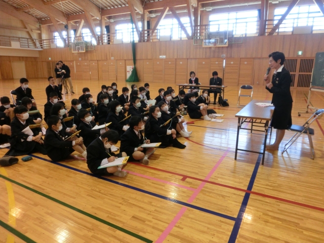 日髙さんのお話を真剣に聞く児童の様子