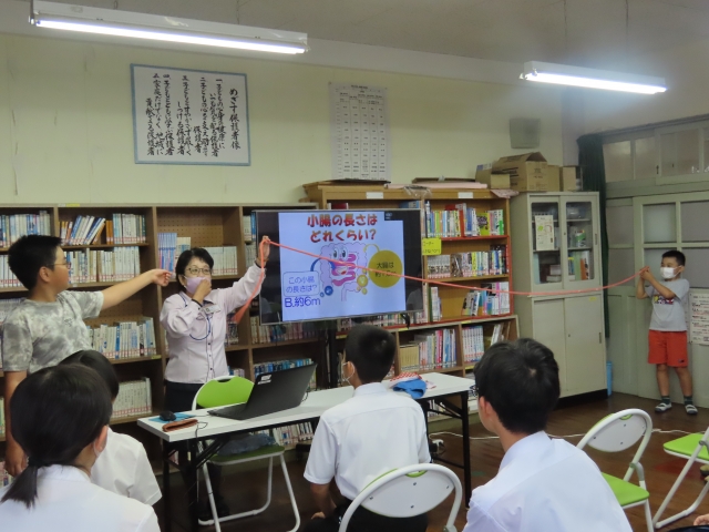 講演中の様子（腸の長さ）