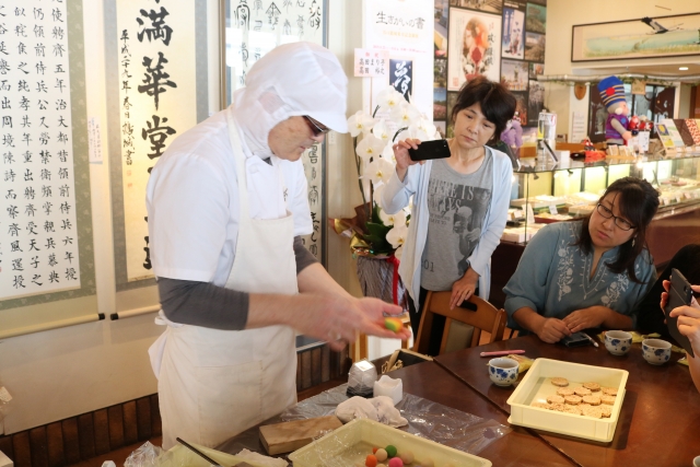 和菓子の職人さんの実演を見学