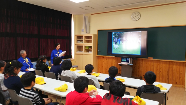 訓練士さんのお話を真剣に聴く児童の様子