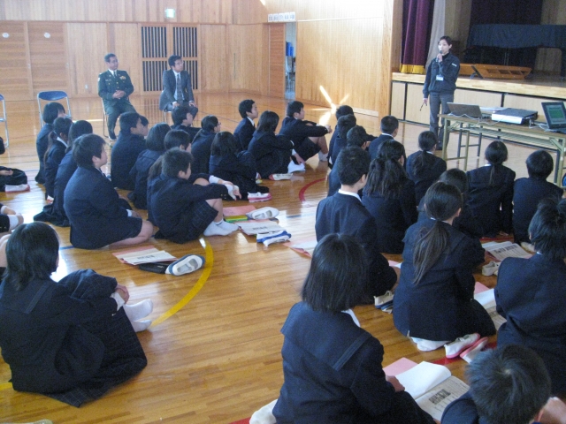 渡辺公季子さんの説明を聞いている児童の様子