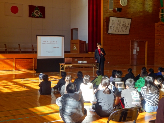 学校保健委員会　講話の様子１