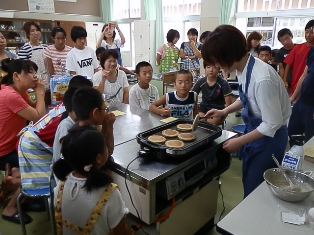 パンケーキの作り方の実演