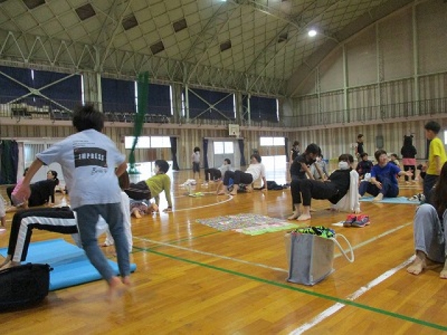 ブリッジしているお母さんを飛び越してくぐります。子どもよりもお家の人の方がきついかも。